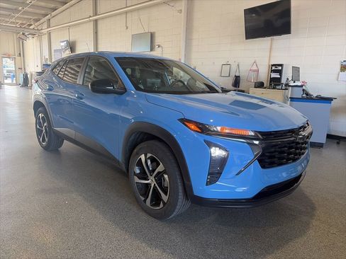 Used 2024 Chevrolet Trax RS w/ Driver Confidence Package image 2