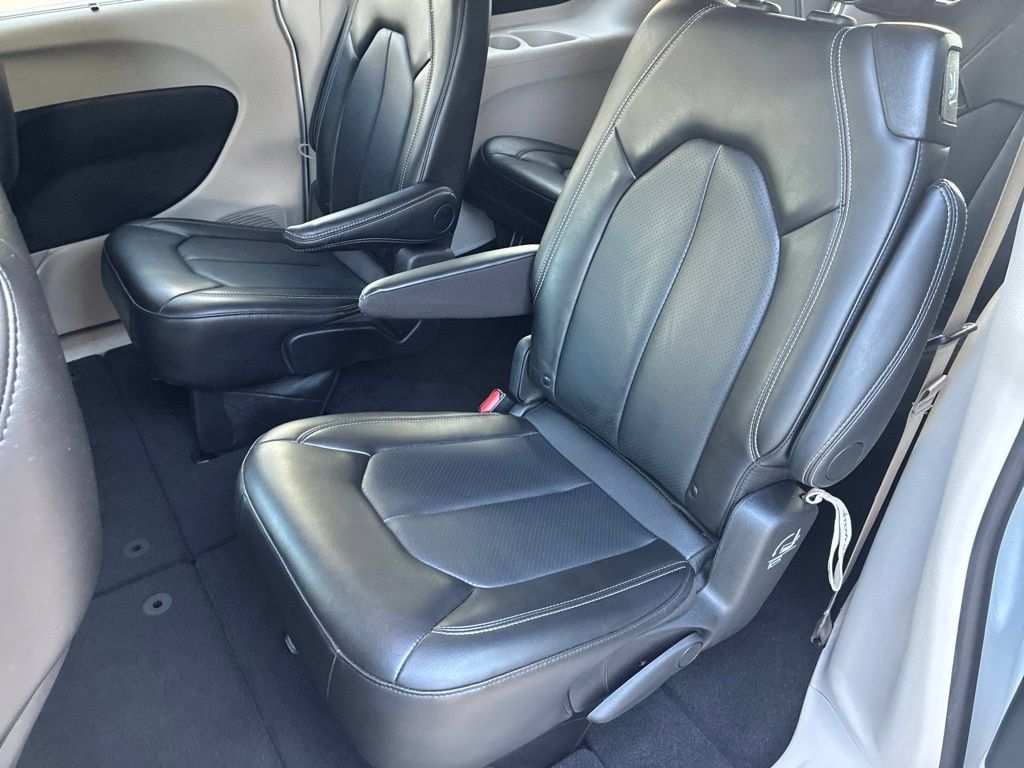 Used 2024 Chrysler Pacifica Touring-L FWD image 16