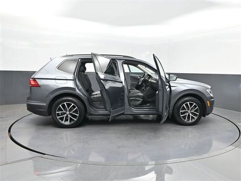 Used 2021 Volkswagen Tiguan SE image 32