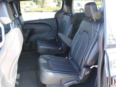 New 2026 Chrysler Pacifica Select image 17