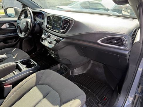 Used 2023 Chrysler Pacifica Touring FWD image 19