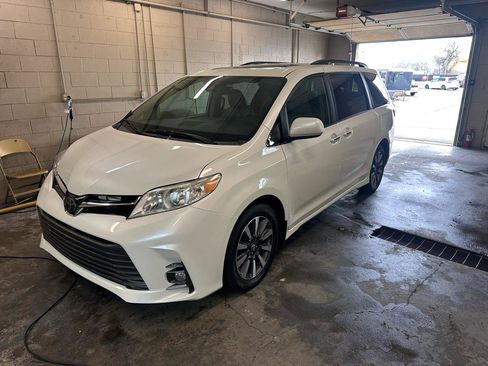 Used 2020 Toyota Sienna XLE Premium w/ Carpet Mat Package image 14