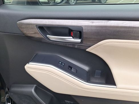 Used 2023 Toyota Highlander Limited image 39