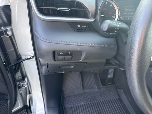 Used 2023 Toyota Highlander L FWD image 15