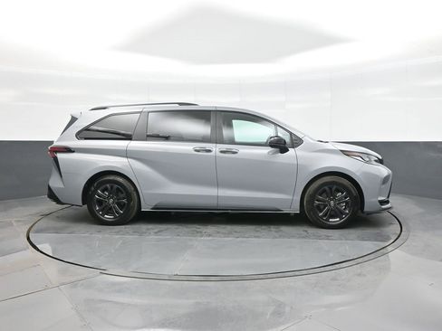 Used 2025 Toyota Sienna XSE image 8