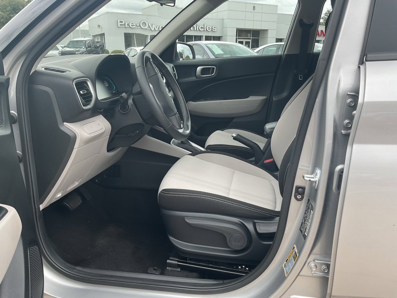 Used 2025 Hyundai Venue SEL FWD image 8