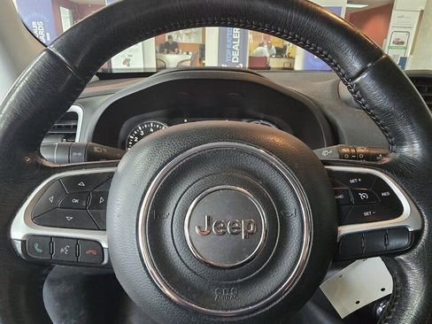 Used 2015 Jeep Renegade Latitude FWD image 23