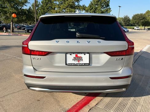 Used 2025 Volvo V60 B5 Cross Country Plus image 7