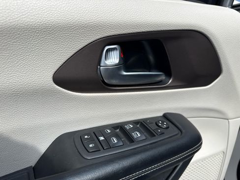 Used 2021 Chrysler Voyager Lxi FWD image 9