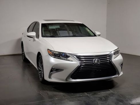 Used 2017 Lexus ES 350 w/ Luxury Package image 2