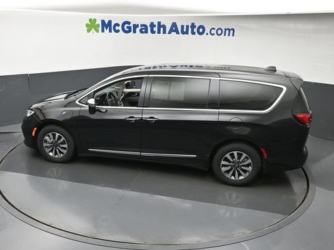 Used 2022 Chrysler Pacifica Limited w/ Uconnect Theater Family Group FWD image 23