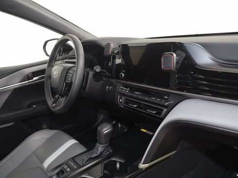 Used 2025 Toyota Camry SE image 38