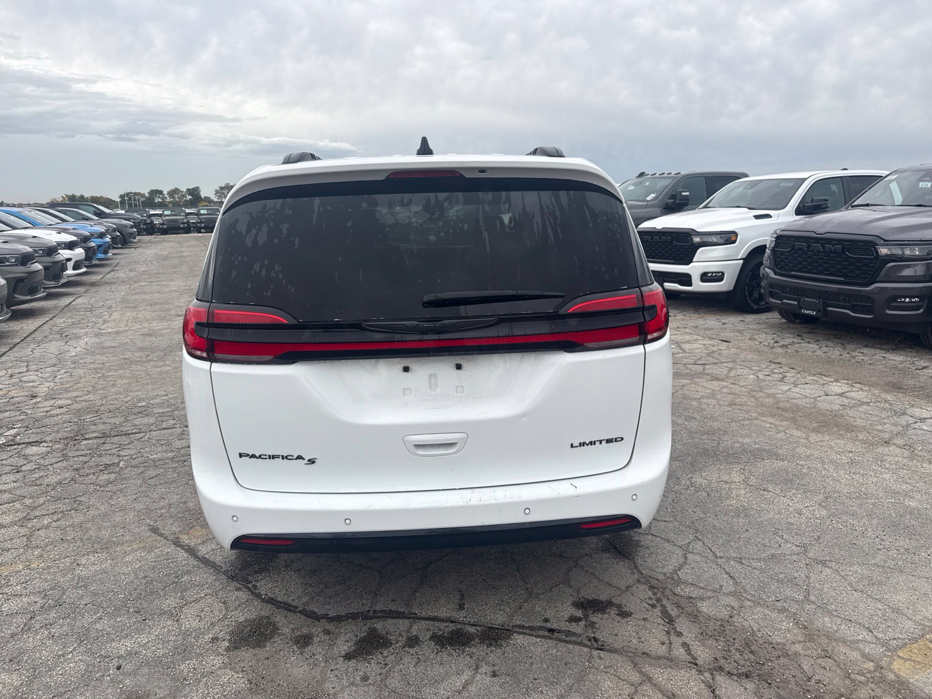 Used 2025 Chrysler Pacifica Limited FWD image 7