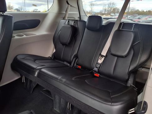 Used 2024 Chrysler Pacifica Touring-L image 5