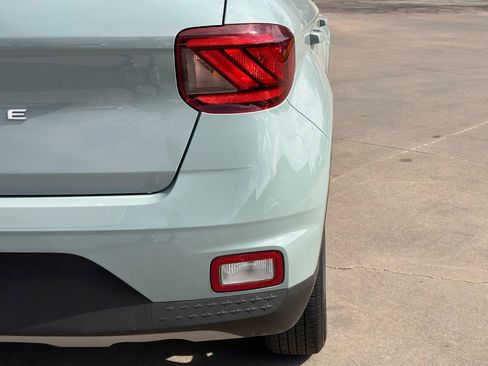 Certified 2025 Hyundai Venue SE image 12