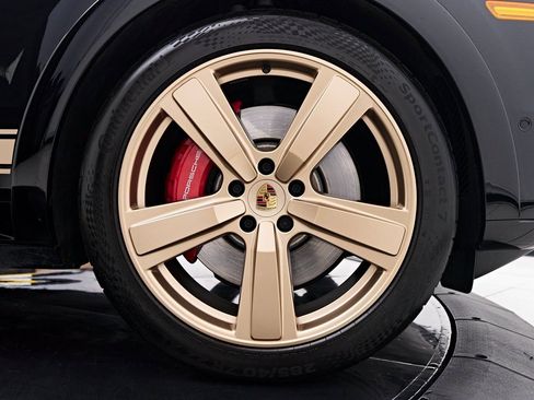 Used 2025 Porsche Cayenne GTS image 28