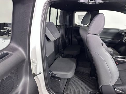 Used 2017 Toyota Tacoma TRD Sport image 12