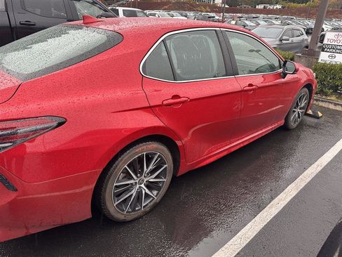 Certified 2021 Toyota Camry SE image 6