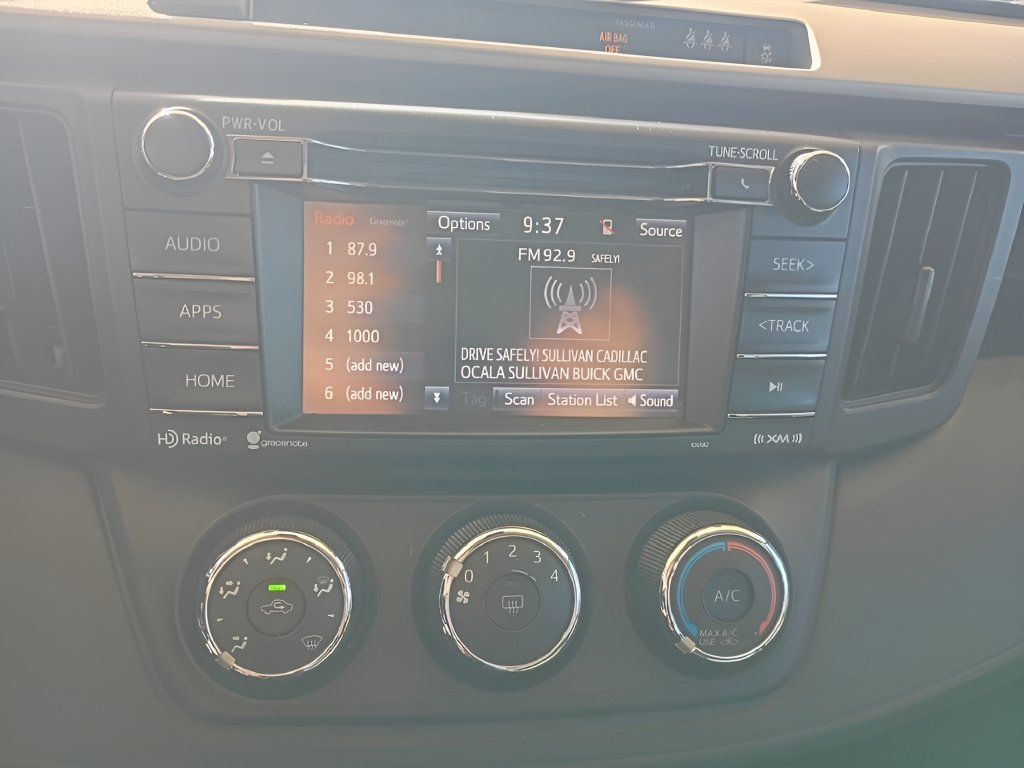 Used 2018 Toyota RAV4 LE FWD image 6