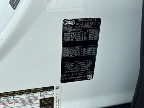 Used 2025 Land Rover Discovery Dynamic SE AWD/4WD image 34