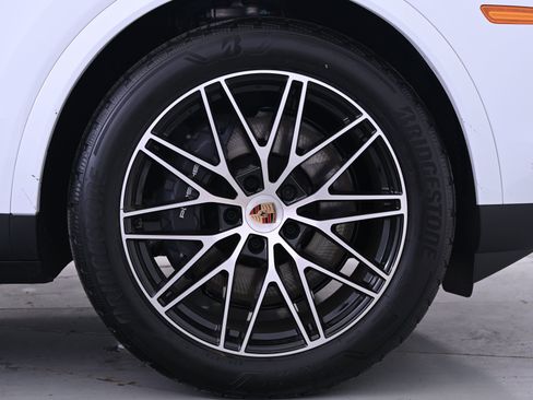 Certified 2025 Porsche Cayenne image 18