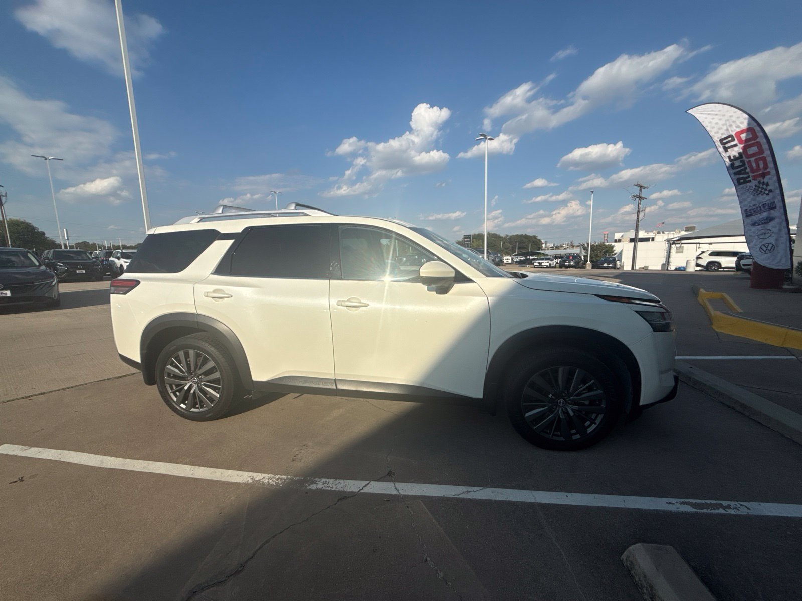 Used 2022 Nissan Pathfinder SL w/ SL Premium Package FWD image 2