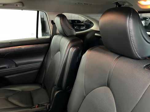 Used 2022 Toyota Highlander Limited FWD image 21