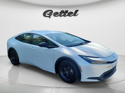 Certified 2024 Toyota Prius LE FWD image 3