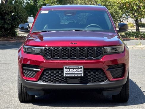 New 2025 Jeep Grand Cherokee Laredo image 8