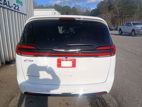 New 2026 Chrysler Pacifica Select image 4