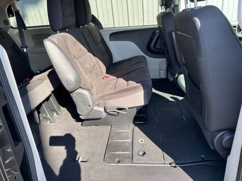 Used 2018 Dodge Grand Caravan SE w/ UConnect Hands-Free Group image 28