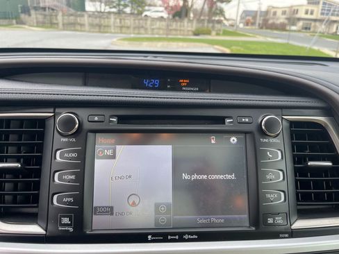 Used 2018 Toyota Highlander Limited Platinum image 17