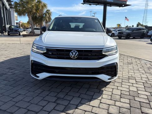 Used 2023 Volkswagen Tiguan SE R-Line image 5