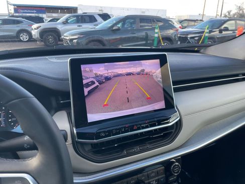 Used 2025 Jeep Compass Limited image 17