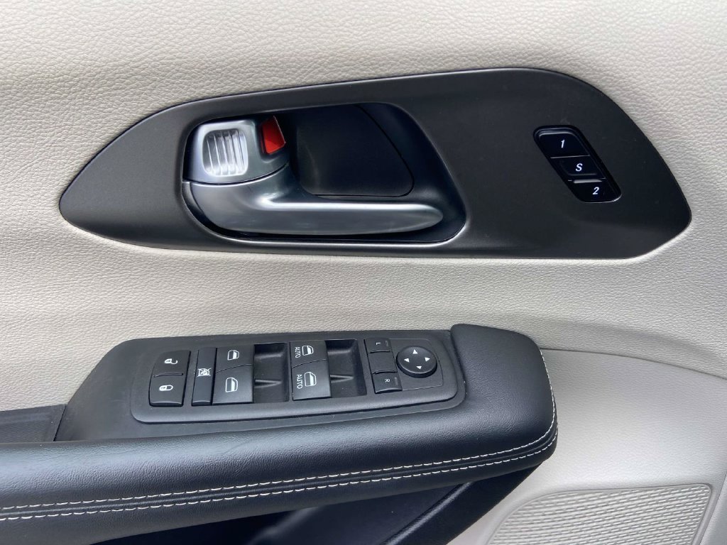 Used 2024 Chrysler Pacifica Touring-L FWD image 13