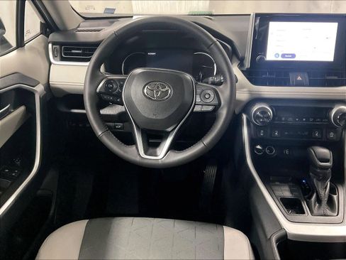 Used 2025 Toyota RAV4 XLE image 17