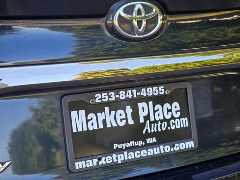 Used 2016 Toyota Camry SE w/ Moonroof Package FWD image 12
