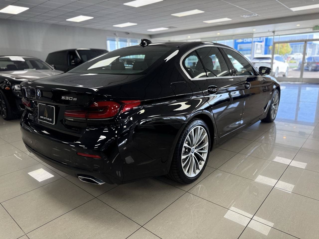 Used 2023 BMW 530e w/ Premium Package RWD image 6