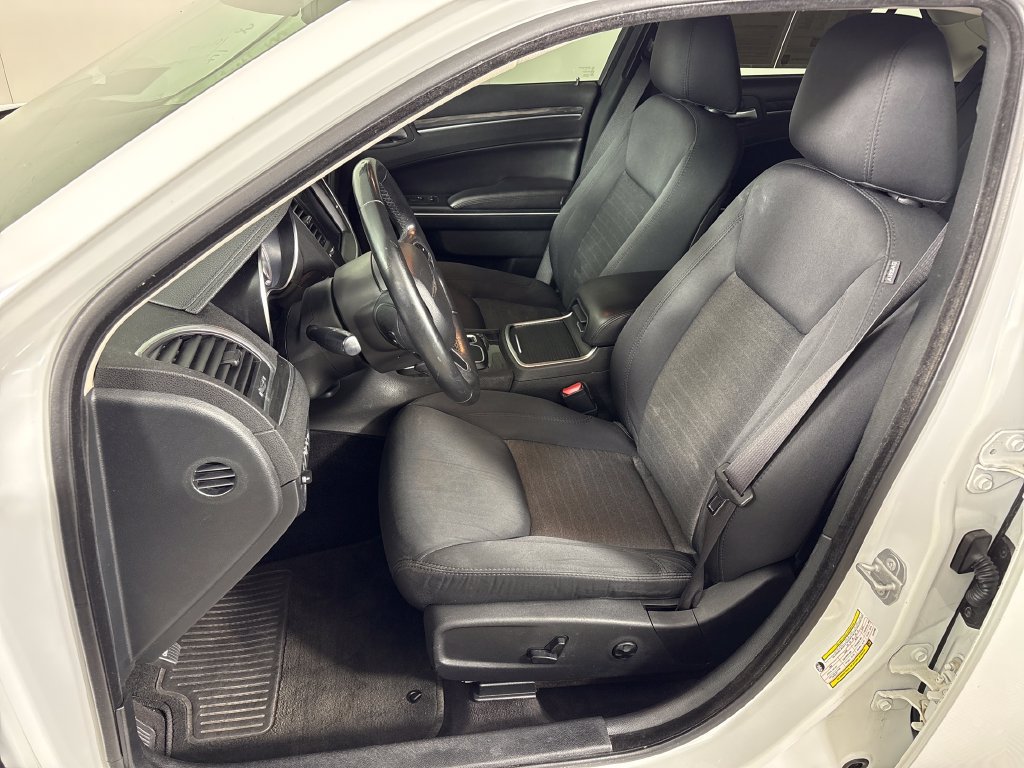 Used 2018 Chrysler 300 Touring w/ Chrome Appearance Package RWD image 27