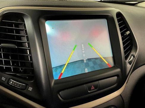 Used 2017 Jeep Cherokee Limited image 14