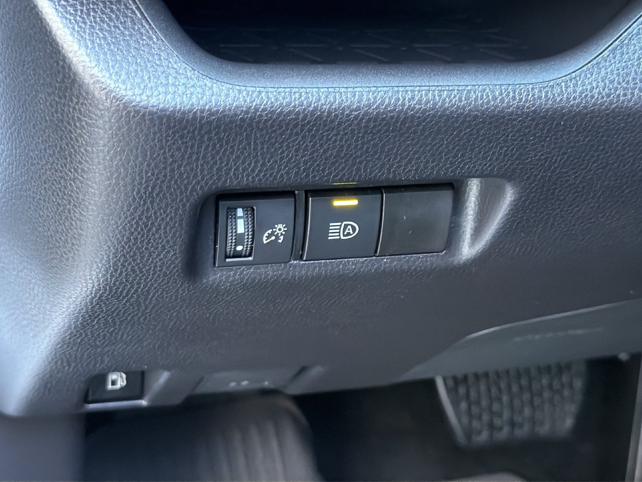 Used 2025 Toyota RAV4 XLE AWD/4WD image 21