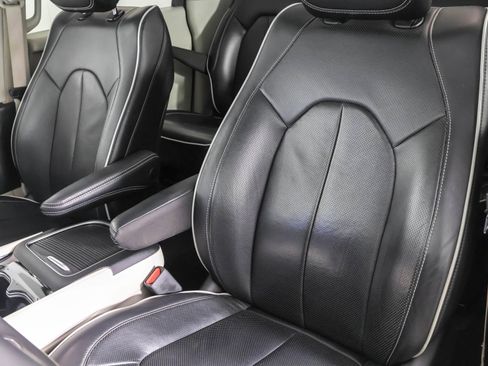 Used 2022 Chrysler Pacifica Limited image 25