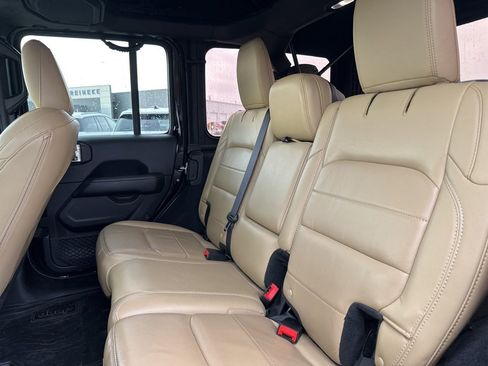 Used 2018 Jeep Wrangler Unlimited Sahara image 15