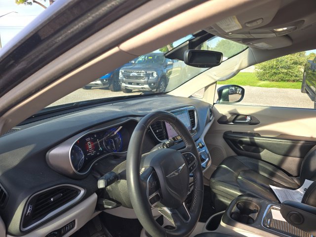Used 2022 Chrysler Pacifica Touring-L FWD image 8