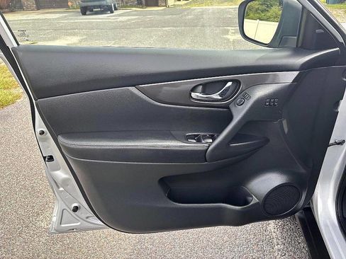 Used 2019 Nissan Rogue SV w/ Premium Package image 16