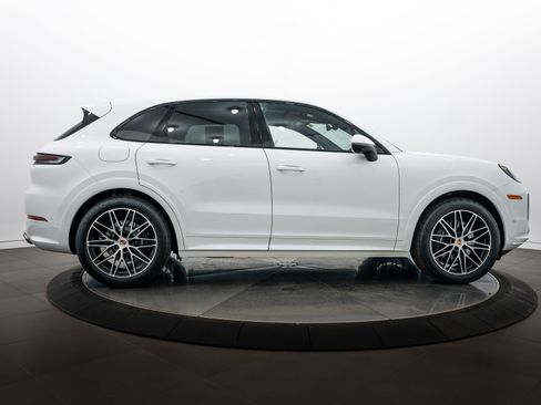 Certified 2026 Porsche Cayenne AWD/4WD image 8