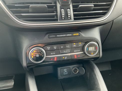 Used 2021 Ford Escape SE w/ Cold Weather Package AWD/4WD image 9