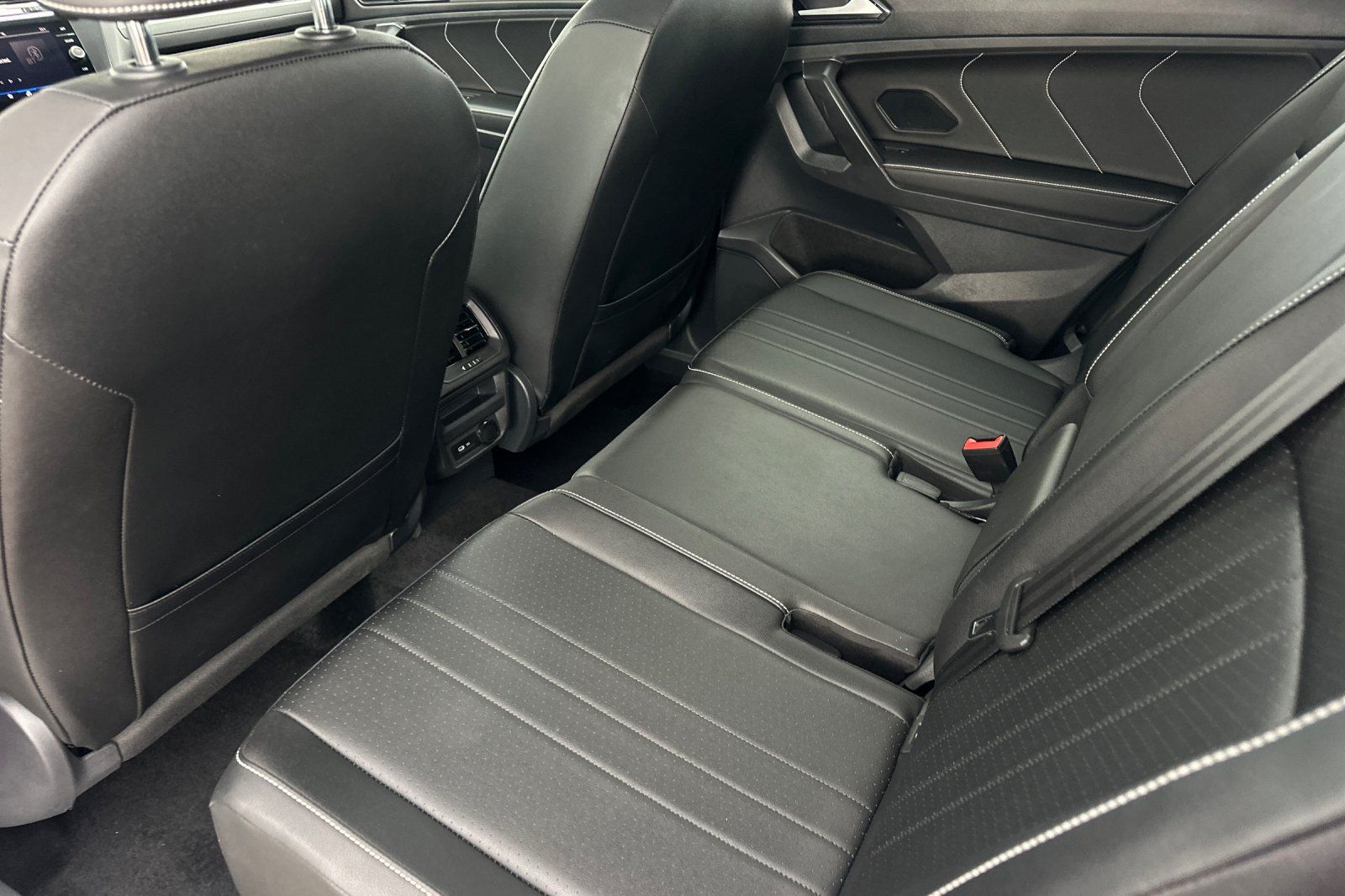 Used 2023 Volkswagen Tiguan SE w/ Panoramic Sunroof Package FWD image 12