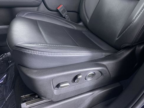 Certified 2025 GMC Yukon Denali image 9