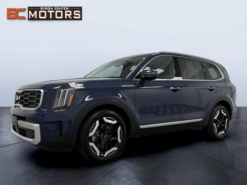 Used 2025 Kia Telluride S AWD/4WD image 2